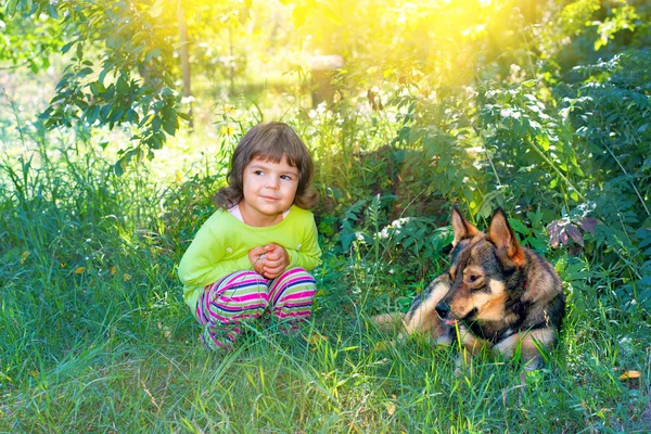 快乐的小女孩，与狗 — 图库照片