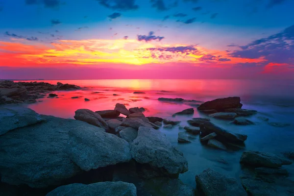 岩が多い海岸夕日 — ストック写真