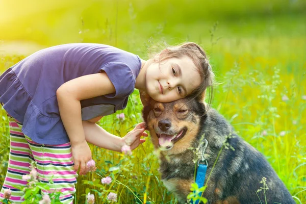 Flicka med hund — Stockfoto