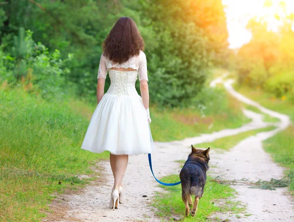 Köpek Ile Kırsal Yolda Yürüyen Genç Gelin — Stok fotoğraf