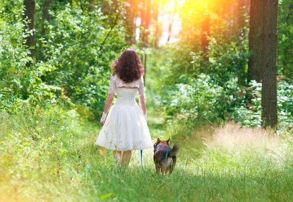 Bruden går med hund — Stockfoto