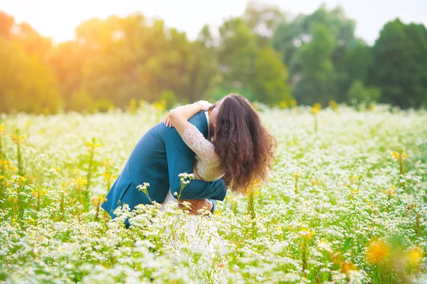 Paar umarmt sich auf Feld — Stockfoto