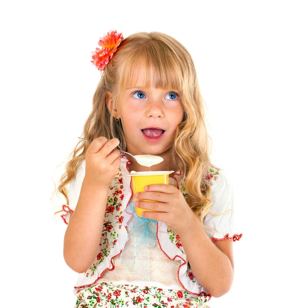 Meisje eten yoghurt — Stockfoto
