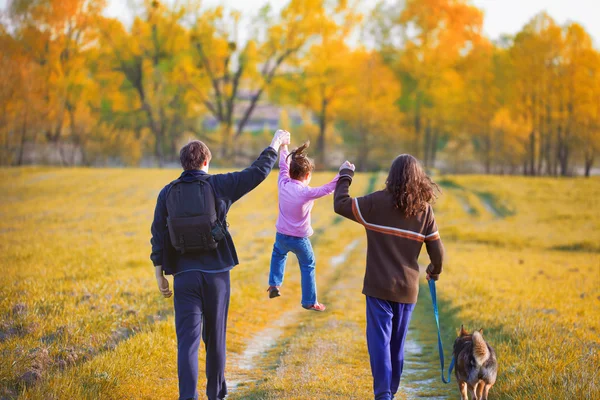 Familie im Wald — Stockfoto