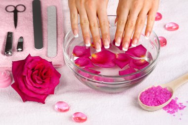 güzel kadının elleri ile Fransız manikür