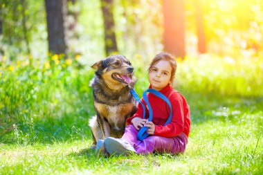 köpek çim ile oturan kız