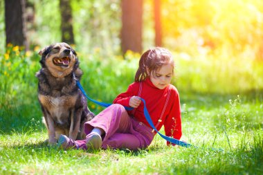 köpek çim ile oturan kız