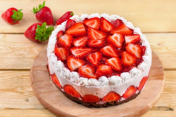 Pastel de yogur con fresas — Foto de Stock