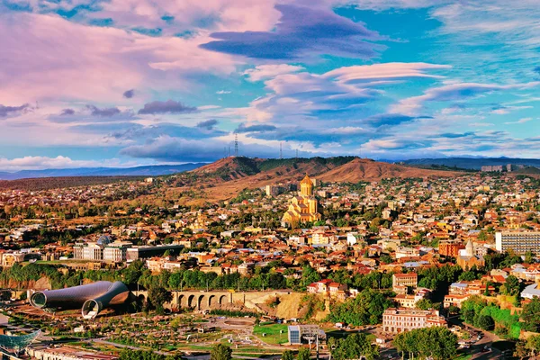 Panoramautsikt över tbilisi i solnedgången — Stockfoto