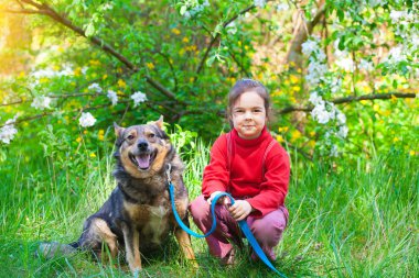 köpek ile oturan kız