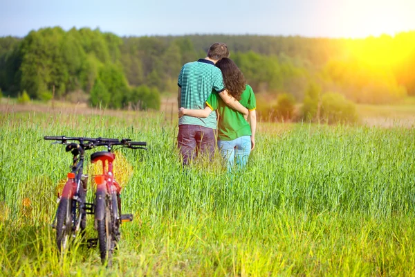 Couple hugging in field — Stock Photo, Image