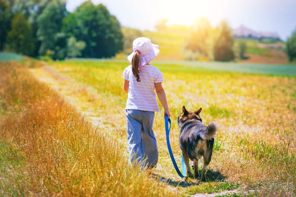 Köpekle Yürüyen Kız — Stok fotoğraf
