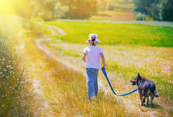 Fille marche avec chien — Photo