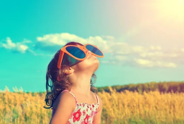 Mädchen mit großer Sonnenbrille — Stockfoto