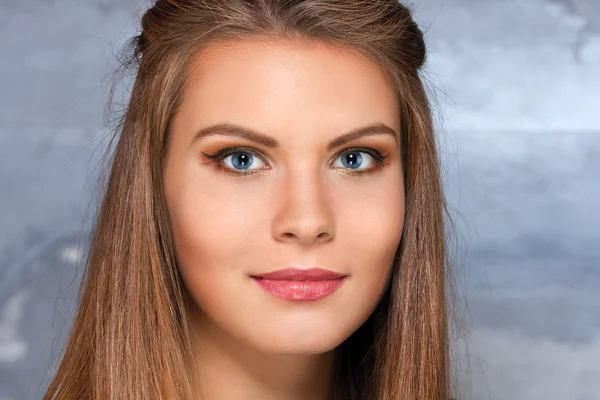 Frau mit hellem Make-up — Stockfoto