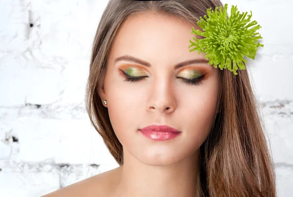 Mujer con flor en el pelo —  Fotos de Stock