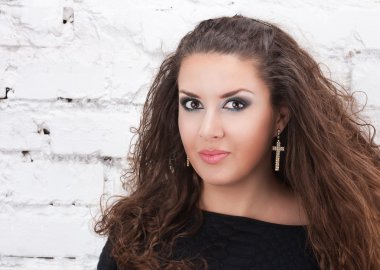 Parlak makyaj ve uzun dalgalı saçlı kadın ile