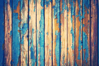 Eski ahşap duvarda boyası soyulmuş.