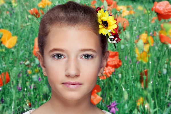 Ragazza con trucco perfetto con fiore nei capelli — Foto Stock