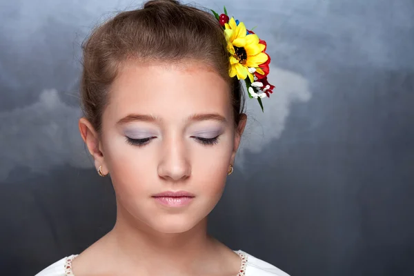 Tjej med perfekt makeup med blomma i håret — Stockfoto