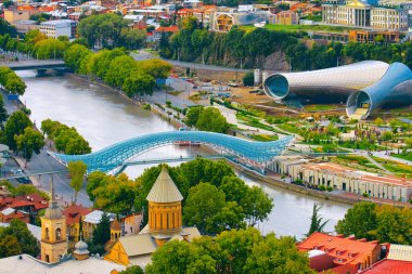 Tiflis 'teki Kura Nehri ve Barış Köprüsü' nün güzel manzarası