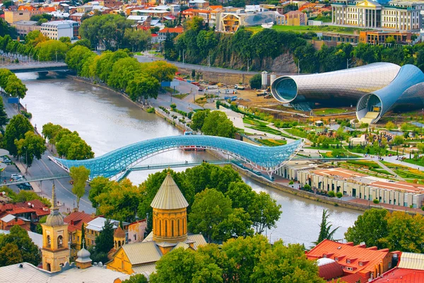 Schöne Aussicht auf den Fluss Kura und die Friedensbrücke in Tiflis Stockfoto