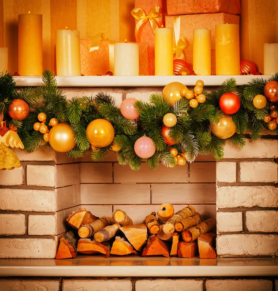 Zdobione Boże Narodzenie kominek — Zdjęcie stockowe