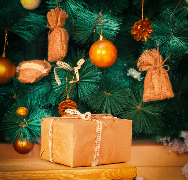 Presente contra árbol de Navidad — Foto de Stock