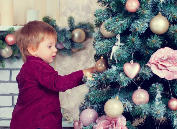 Niño decora árbol de Navidad — Foto de Stock