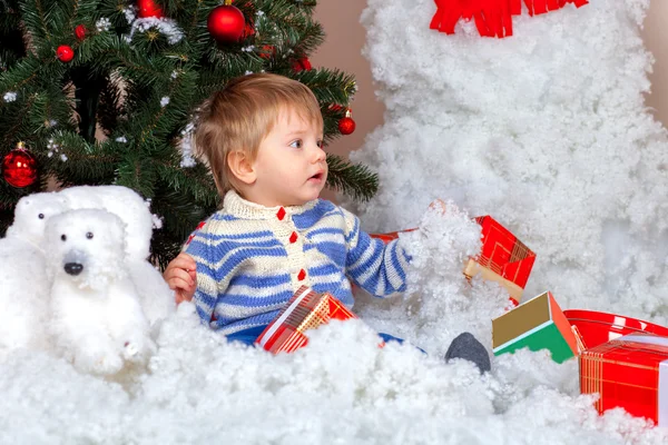 Мальчик с рождественским подарком — стоковое фото