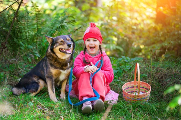 Glad liten flicka med hund — Stockfoto