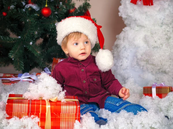 Niño pequeño con sombrero de Santa — Foto de Stock