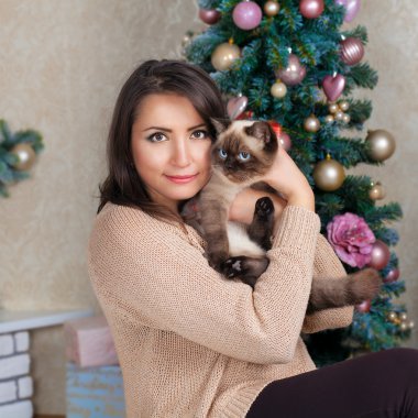 Güzel kadın ve Siyam kedisi