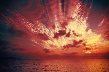 Göl su günbatımı üzerinde