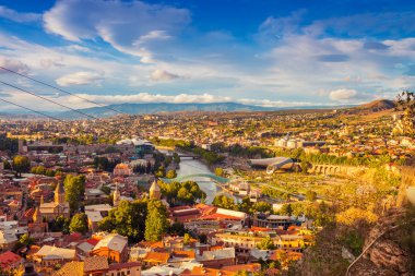 Tbilisi şehir merkezi günbatımı üzerinde