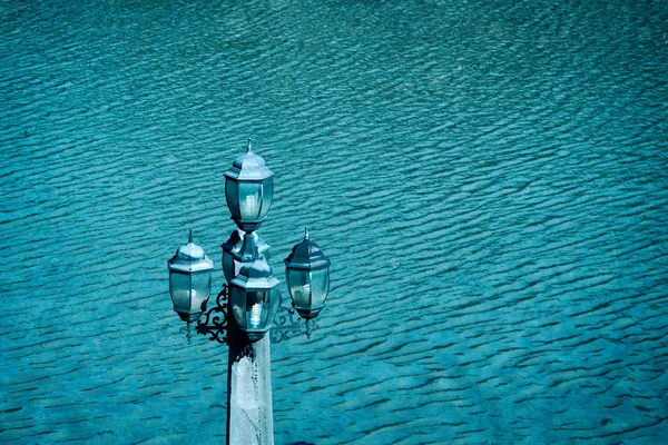 Lampada sulla superficie dell'acqua — Foto Stock