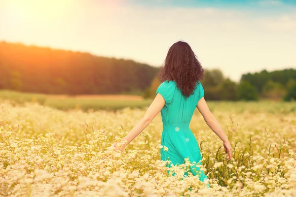 Mädchen läuft auf der Blumenwiese — Stockfoto