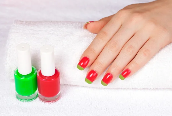 Mão com manicure de duas cores — Fotografia de Stock