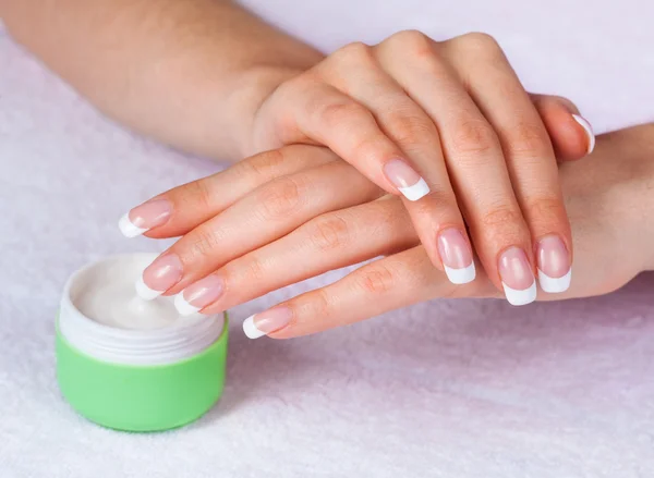 Mãos com manicure francês — Fotografia de Stock