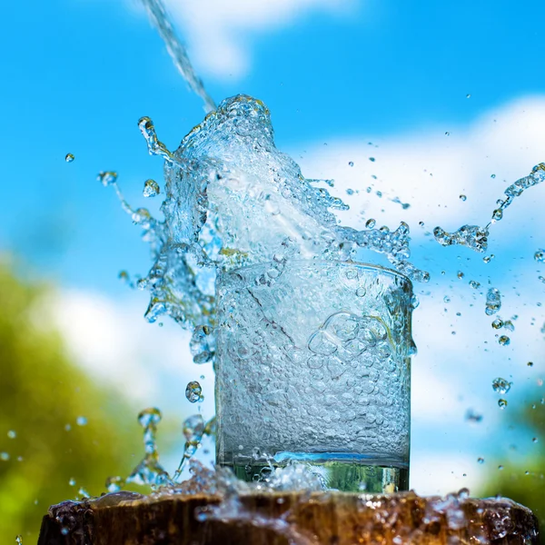 Stänkande vatten i glas — Stockfoto