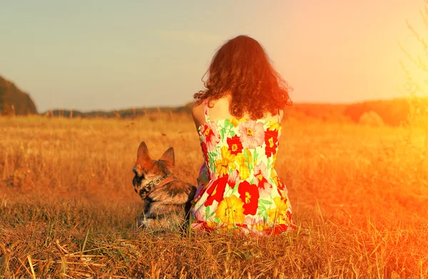 Mulher com cão no prado — Fotografia de Stock