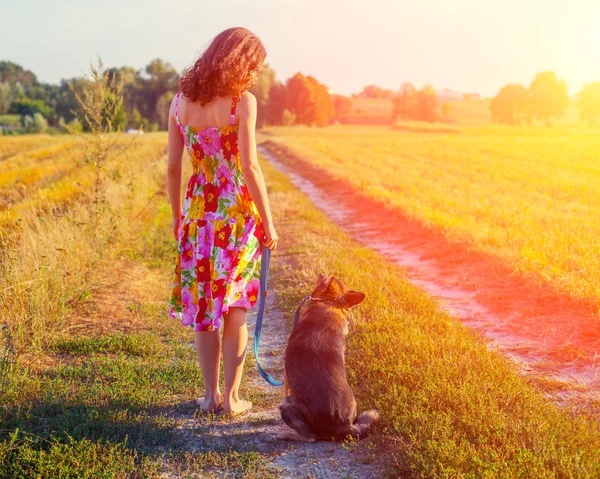 Mujer con perro en el prado — Foto de Stock