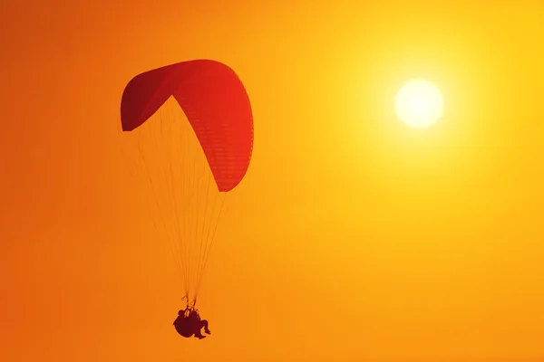 Paraglider soaring at sunset — Stock Photo, Image