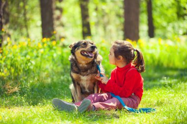 kızla köpek çimlerin üzerine