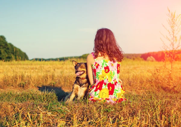 Kvinna med hund i fält — Stockfoto