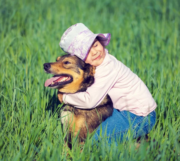 Šťastná dívka se psem — Stock fotografie