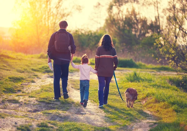 Family walking on pathway — Stock Photo, Image