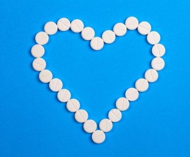 Beyaz yuvarlak kalp şeklinde hap
