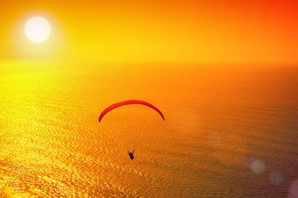 El parapente se eleva sobre el mar — Foto de Stock