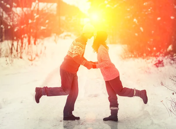 Пара поцелуев на открытом воздухе в снежную зиму — стоковое фото